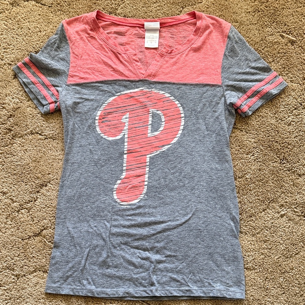 Philadelphia Phillies V Neck 5th & Ocean Gray and Red Tee Woman size Medium M